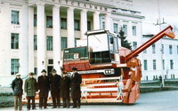 Новый комбайн Дон 1500 перед отправкой на выставку в Москву (1986г)